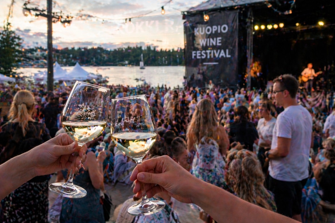 Viinin maistelua Kuopion festivaaleilla.