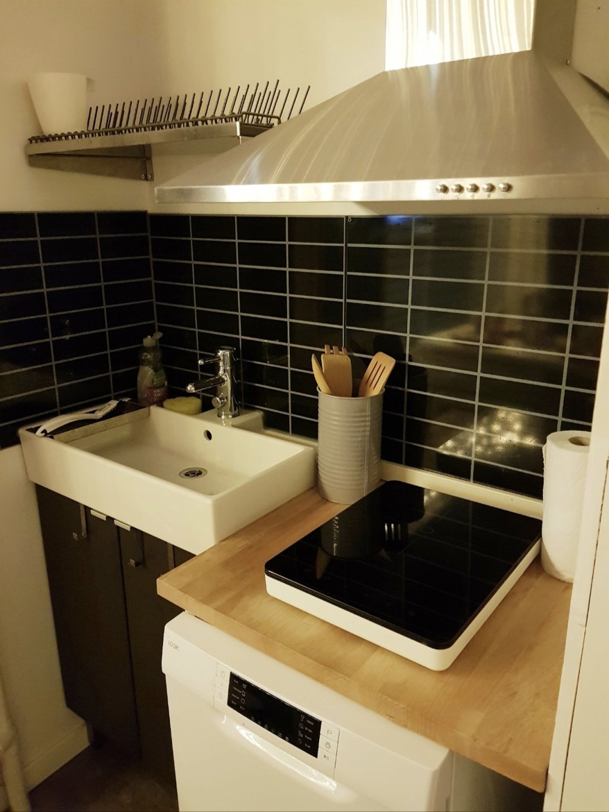 Festarimajoitus Tampere - Minikeittiötä. Astioita löytyy hyvin.